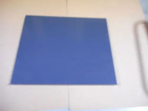 Graue, rechteckige Fläche auf braunem Untergrund. Das Produkt könnte zur hinteren Kesselhaube von Remeha gehören.